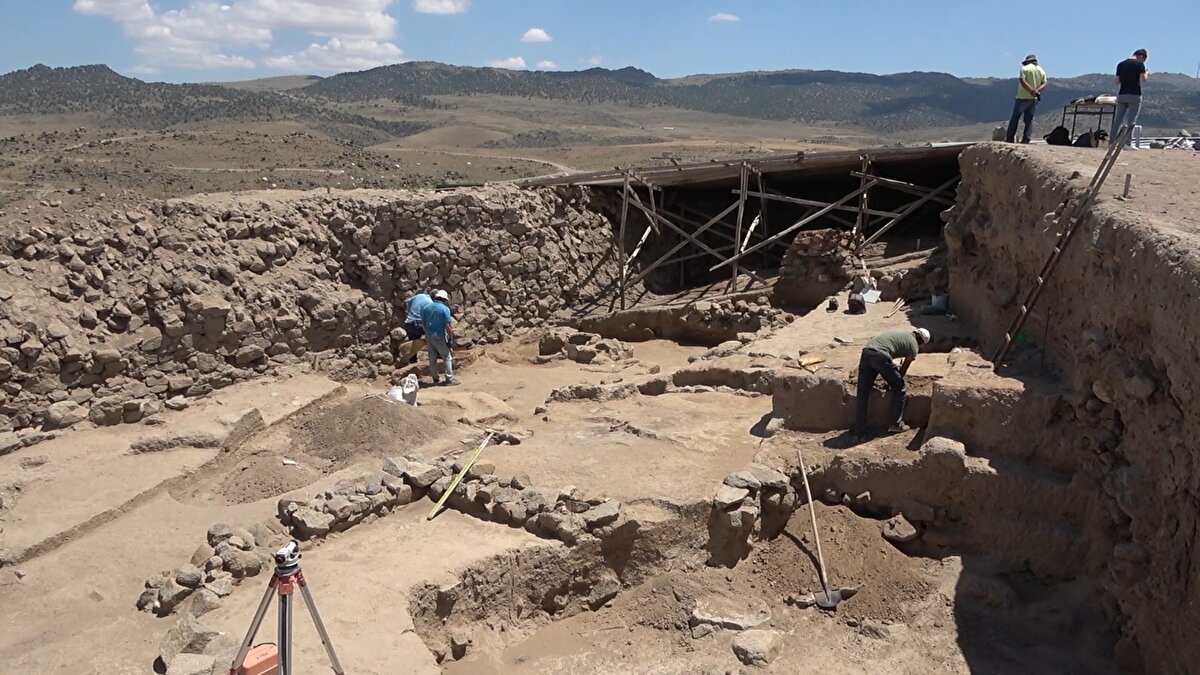 Arkeolojik kazılar, şehrin Asur Ticaret Kolonileri döneminde de aktif rol oynadığını gösteriyor. Kızılırmak’ın en dar kısmında konumlandırılmış şehir, Erken Tunç Çağı’ndan Osmanlı Dönemi’ne kadar iskân görmüş ve her dönem doğu-batı geçiş noktasının üzerinde adeta doğal bir köprü görevi üstlenmiş.