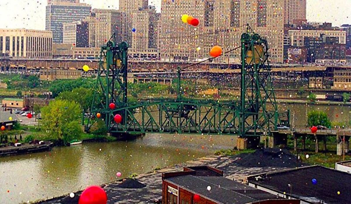 Bir miktar balon ise Ohio Medina'daki Louise Nowakowski isimli kadının merasına indi. Balonlar meradaki atların korkmasına ve yaralanmasına sebep oldu. Nowakowski daha sonra 100.000 dolar değerinde United Way'e dava açtı ve dava büyümeden kendi aralarında çözmeye karar verdiler.

Balonlar kaybolan iki balıkçının arama ve kurtarma çalışmalarına engel oldu. Kayıp adamlar Raymond Broderick ve Bernard Sulzer olayın gerçekleştiği gün kayıp olduğu bildirildi. 16 metrelik tekneleri Edgewater Park ara duvarının batısında demirlenmiş olmasına rağmen, sahil güvenlik arama kurtarma ekipleri onları bulamadı. Etrafa dağılmış binlerce balon olduğundan, kurtarıcılar oldukça fazla zorlandılar ve çalışma yapamadılar. Daha sonradan bu iki balıkçının cesedi kıyıya vurdu.