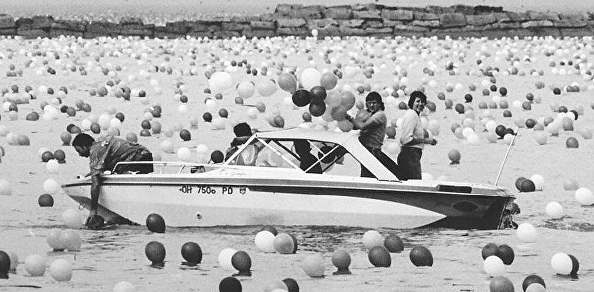 Gökten yağan balonları sürücüler izlemeye başlayınca trafik kilitlendi ve çok sayıda araba kaza yaptı. Organizasyonu yapan şirket, dünya rekorunu kırmış olmasına rağmen yıllarca büyük davalarla uğraşmak zorunda kaldı. Bir meteoroloji mühendisinin çalışmasıyla bu organizasyon yapılsaydı işler daha farklı olurdu.

