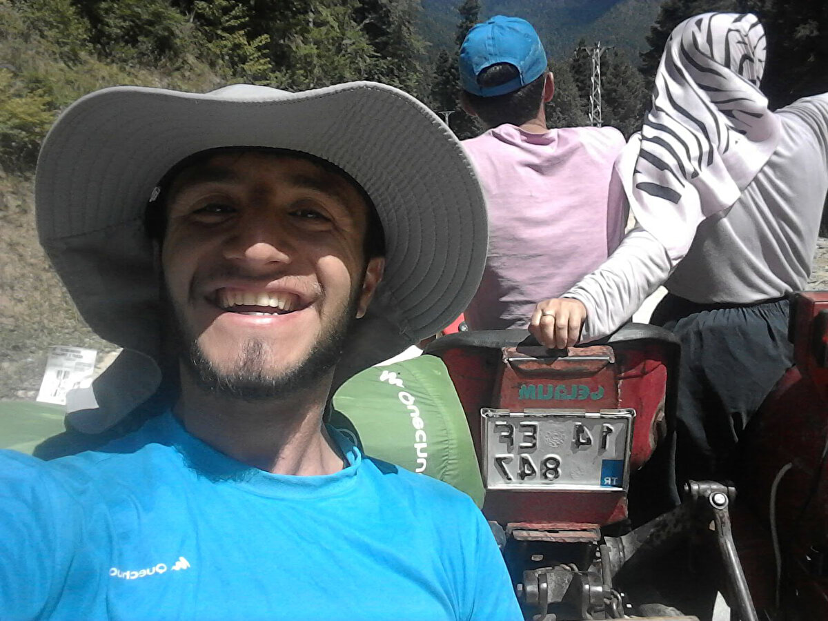 Gezmiş, "Otostop işi sabır işidir, her insanın alacağı bir şey değildir. Özellikle pandemi süreci araya girdikten sonra iyice zor oldu. Yeri geliyor 2 saat yolda bekliyorsun, yeri geliyor 5 dakika. Gece saatlerinde bilmediğim karanlık yollarda olduğum oluyor. Gündüz sıcakta, kışın dondurucu soğukta, sonbaharda yağmurda otostop çektim" diye konuştu.