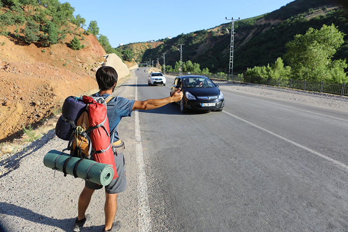 Pandemi sürecinin başlamasıyla Kadir Gezmiş, ülkeyi gezip, doğada kalmaya karar verdi. Gezmiş, İstanbul'da yaşadığı evinden sırt çantası, çadır ve gerekli ekipmanlarını alıp yola çıktı. Gezmiş, 800 TL’lik bütçesiyle Marmara Bölgesi’nden çıktığı gezide, 81 ilin tamamını otostopla dolaştı ve ulaşım için para harcamadı.