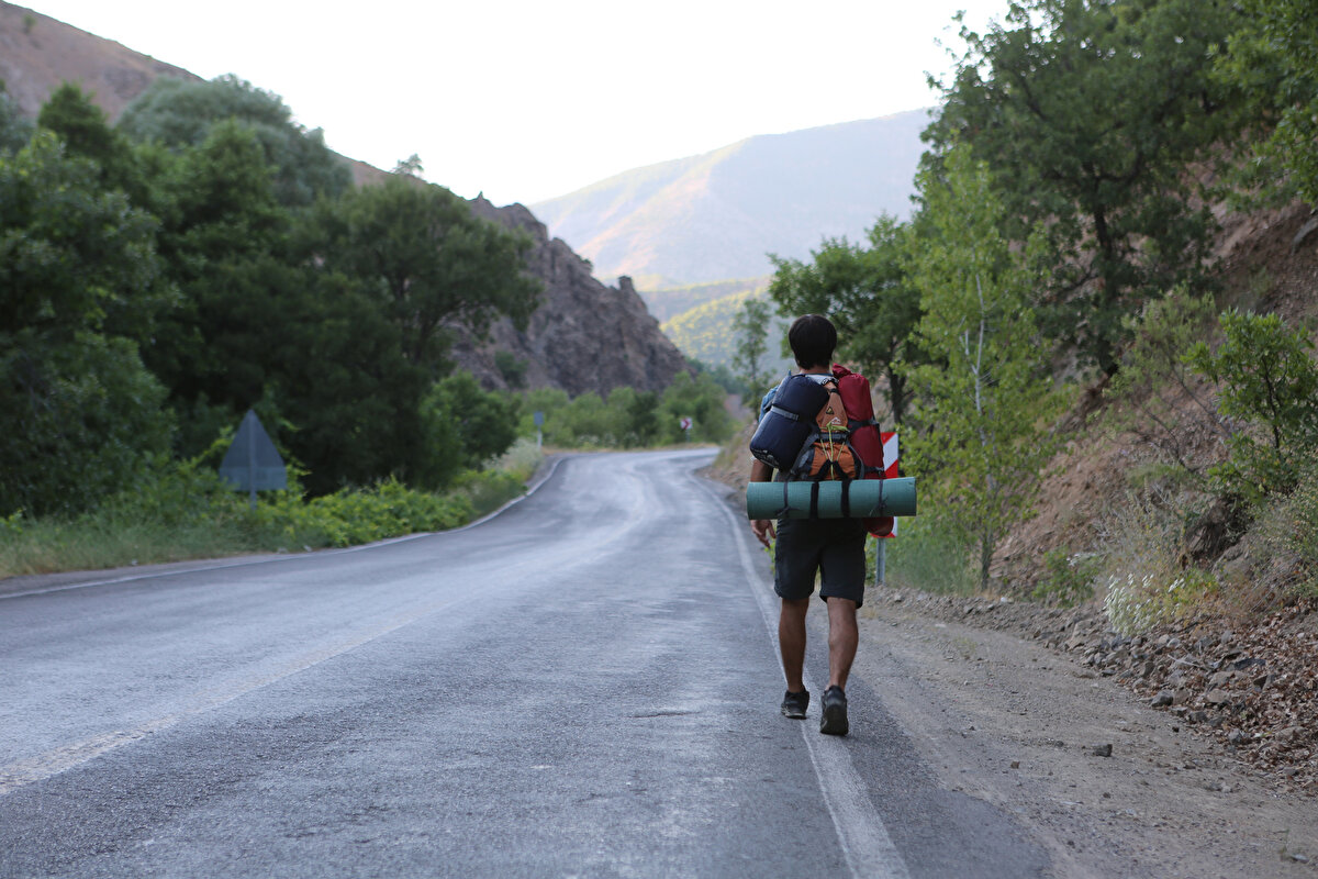 Otostopla yaklaşık 30 bin kilometrelik yol kateden Kadir Gezmiş, insanların evde dört duvar arasında kaldığı günleri, gezdiği illerin en güzel noktalarında çadırda kalarak geçirdi.