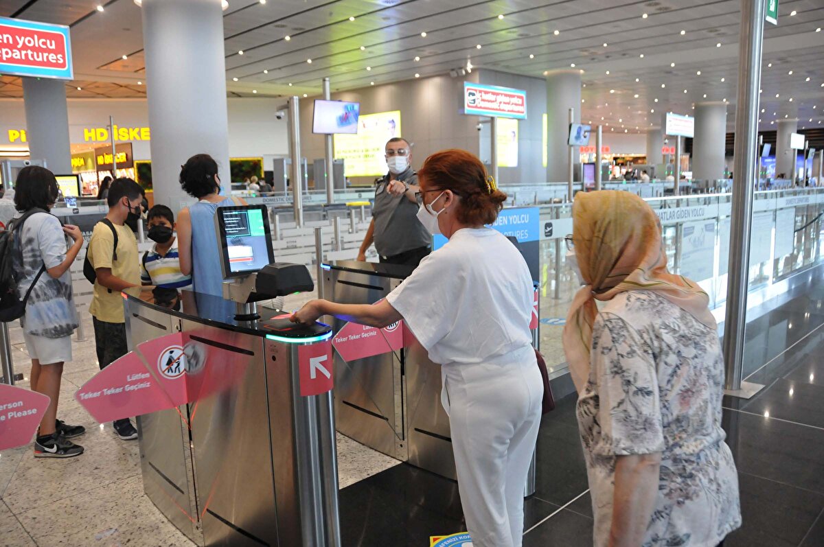 Çocuklarıyla birlikte Mardin’e giden Tenzile Toprak ise, "Annem rahatsızdı, onu görmeye gidiyoruz. Bayramı da fırsat bildik. Mardin’e gidiyoruz. Fiyatlar da çok yüksekti" şeklinde konuştu.
