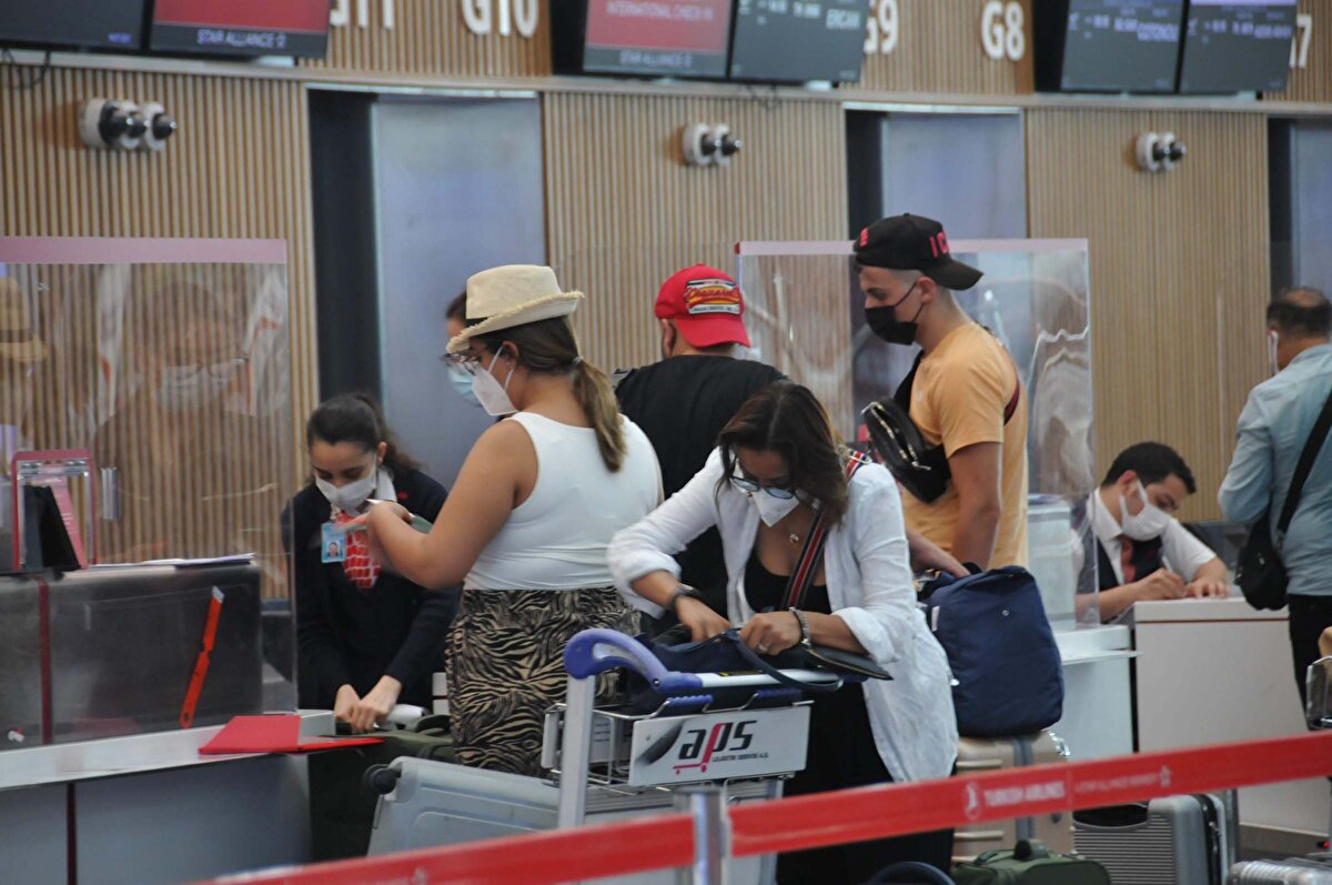 Kurban Bayramı tatilinin 9 gün olarak açıklanmasının ardından, memleketlerine ve tatil beldelerine gitmek isteyen yolcular İstanbul Havalimanı'nda yoğunluk oluşturdu.
