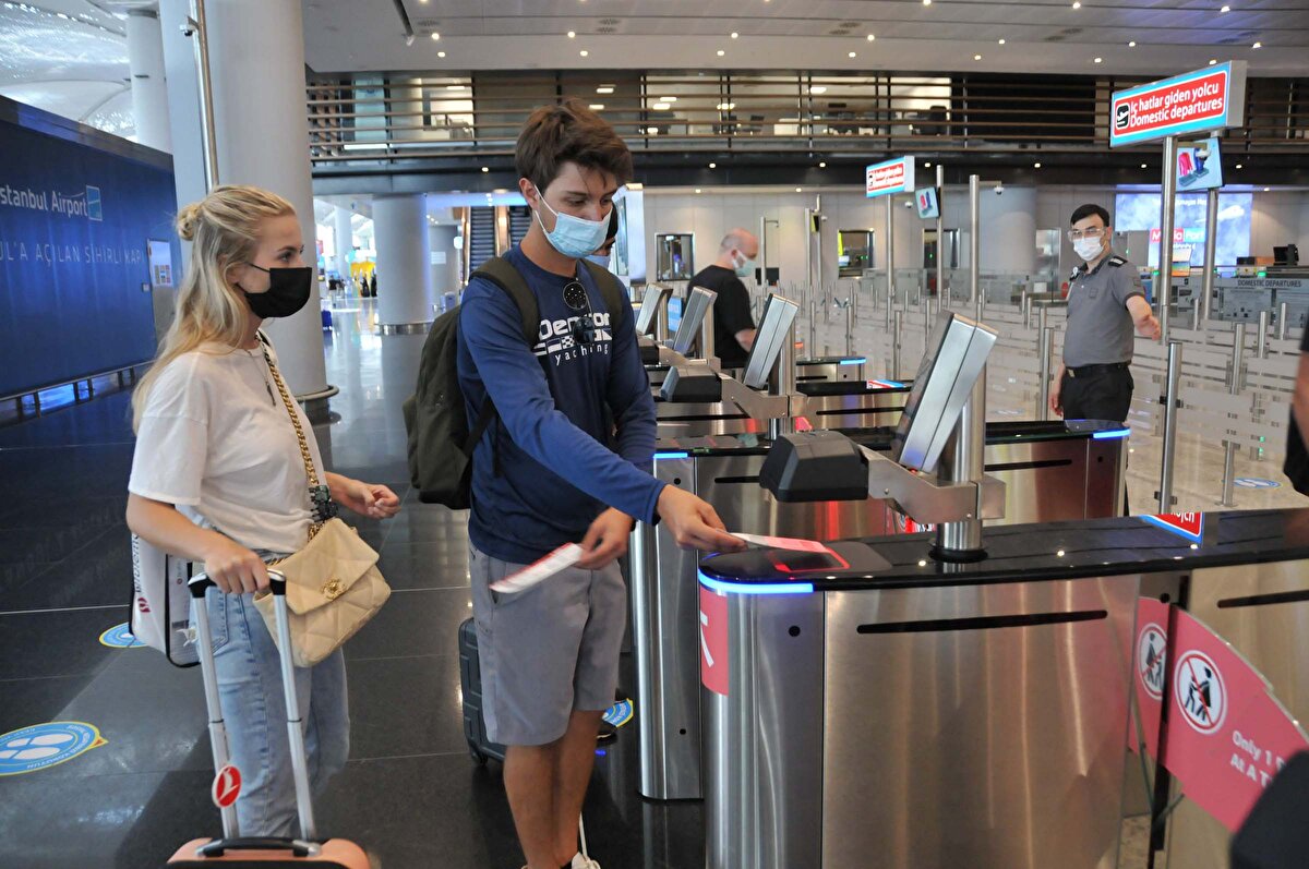 Bayram tatilini memleketi Erzurum'da geçireceğini ifade eden Akif Gören "Tatil 9 gün ama benim 11 günlük tatilim var. Erzurum’a gidiyorum, sağlık çalışanıyım. Biletimi de önceden aldığım için hiçbir problem olmadı" dedi.
