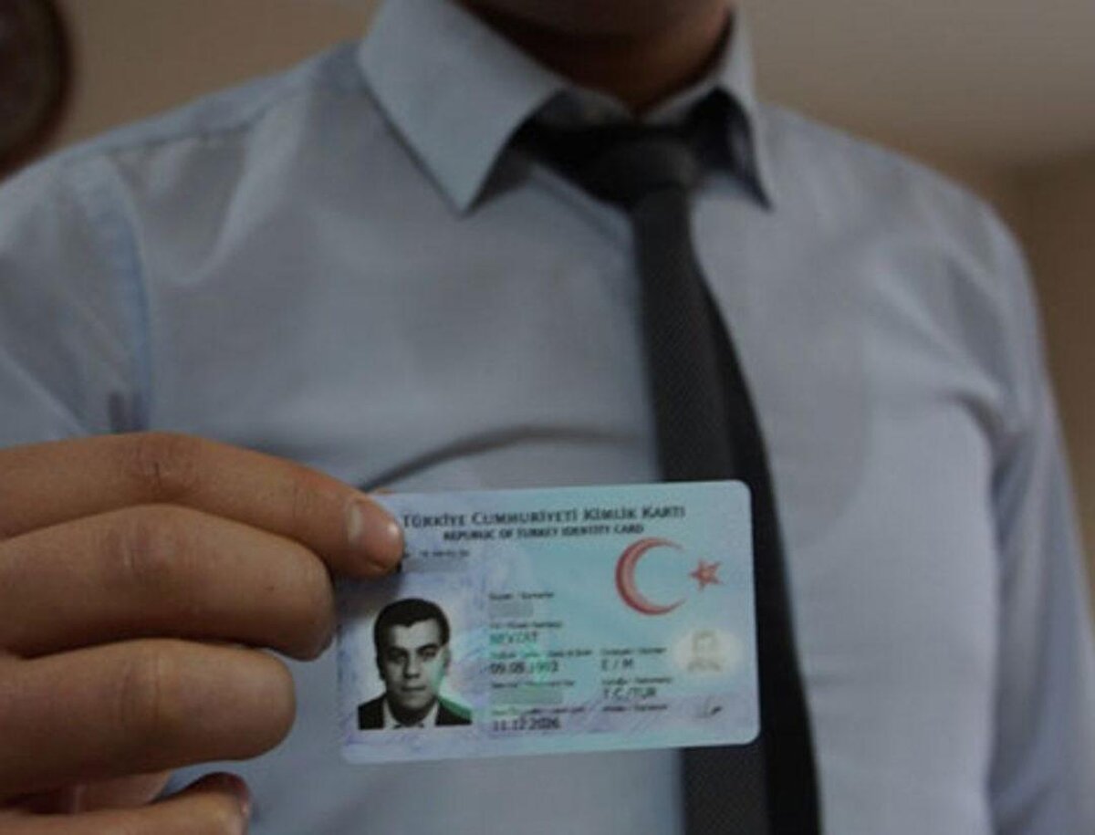 Nüfus müdürlüklerindeki yoğunluğu azaltacak yeni bir uygulamaya geçileceğini belirten Soylu, dijital nüfus şefliklerinin hizmet vereceğini, vatandaşların personel desteği olmadan e-imza yüklemesi, şifre, randevu, adres beyan işlemlerini yapabileceğini dile getirdi. Süleyman Soylu, sistemde fotoğraf olduğunda da kimlik kartı yenilemenin de yapılabileceğine değindi. İçişleri Bakanı Soylu, üzerinde çalıştıkları bir başka projenin de e-imzanın yeni kimlik kartlarına yüklenmesi olduğunu, bu konuda teknik altyapının tamamlandığını bildirdi.