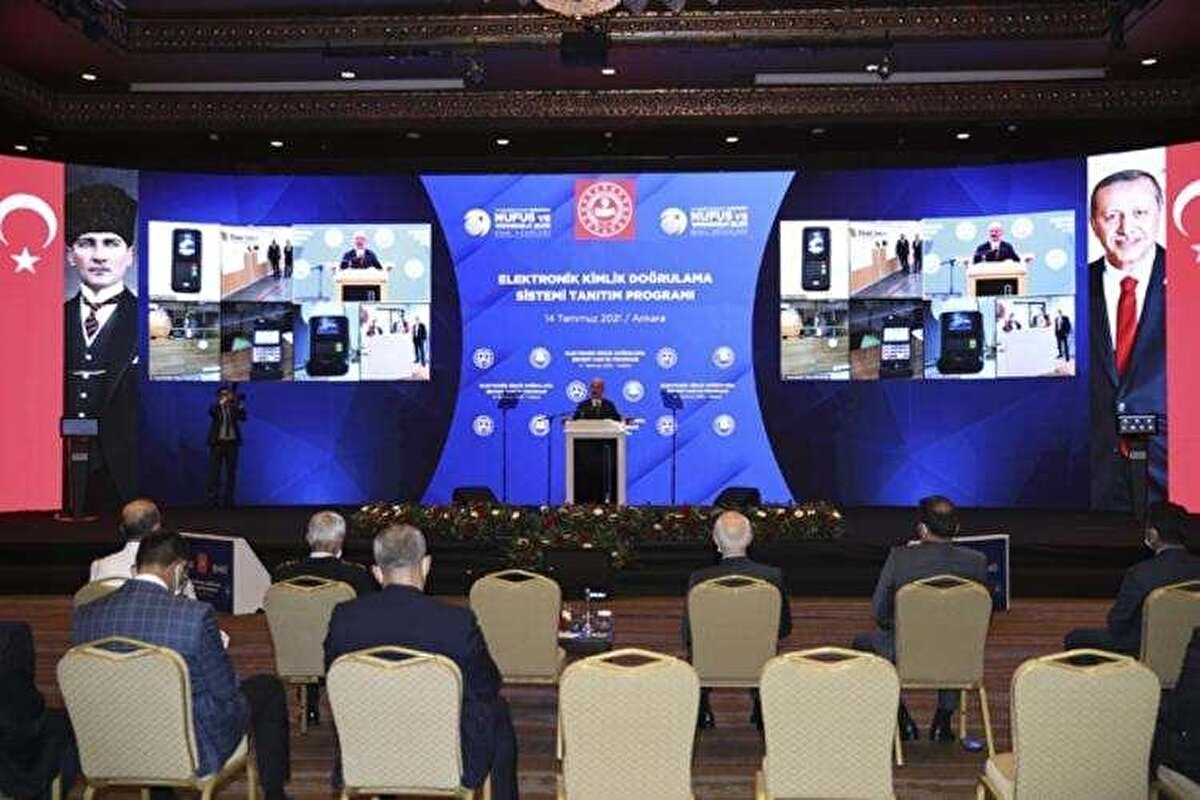 Yeni kimlik kartı ve parmak iziyle kimlik doğrulamanın gerçekleştirileceğini söyleyen Soylu, usulsüzlüklerin de önüne geçileceğini vurguladı.