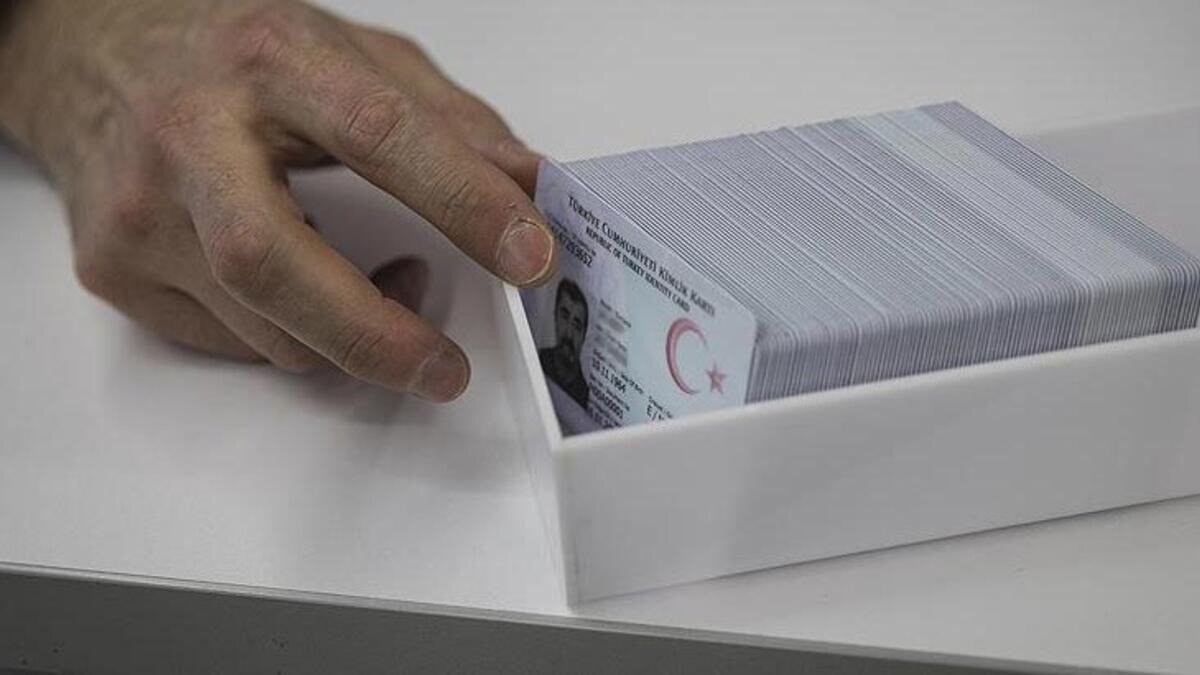 Video konferans yöntemiyle sistemin pilot olarak uygulandığı Ziraat Bankası şubesi, Yenimahalle Tapu Müdürlüğü ile Ankara 12. Noterliğine bağlanan Soylu, sistem kullanılarak yapılan işlemleri takip etti, bilgi aldı. Sistemin, hayata hız ve güvenlik katacağını ifade eden Soylu, her bir projenin, bir çocuğun doğumundaki gibi heyecan yaşattığını vurguladı. Süleyman Soylu, yapılan çalışmalarla dünyaya meydan okunduğuna dikkati çekti.Elektronik Kimlik Doğrulama Sistemi'nin, kimlik kartının yetkili kurum tarafından verildiğini, kişinin kartının sahibi olduğunu, kimlik doğrulama işleminin nerede, ne zaman, kim tarafından, niçin gerçekleştirildiğini göstereceğini dile getiren Soylu, sistemin 16 noterlikte, Ziraat Bankası'nın 5 şubesinde, Çankaya, Keçiören ve Yenimahalle Tapu Müdürlüğünde uygulandığını anlattı.