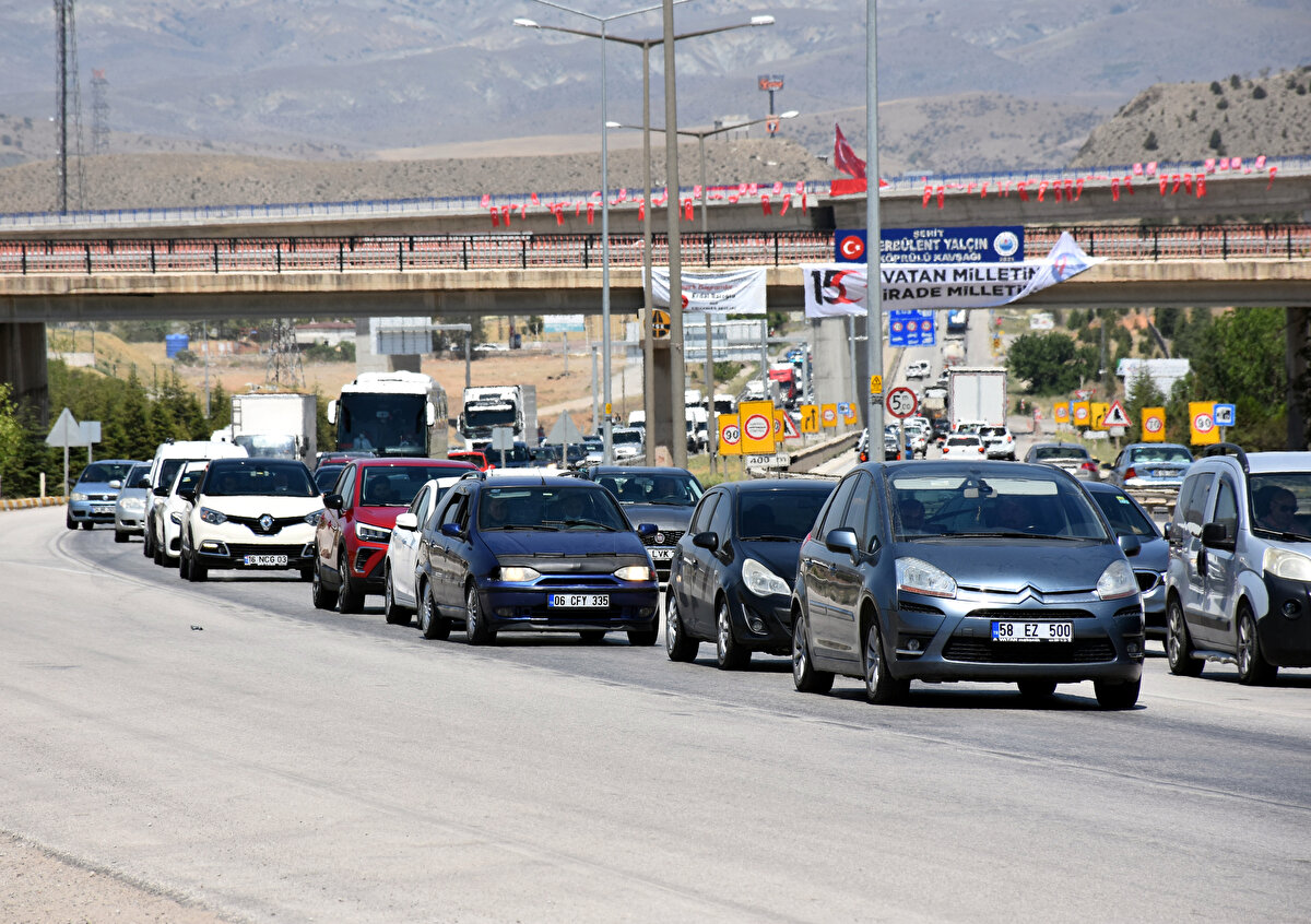 Kara yolları ekipleri de trafiğin aksamaması için Kırıkkale-Ankara kara yolundaki bazı kavşakları geçici olarak kapattı.
