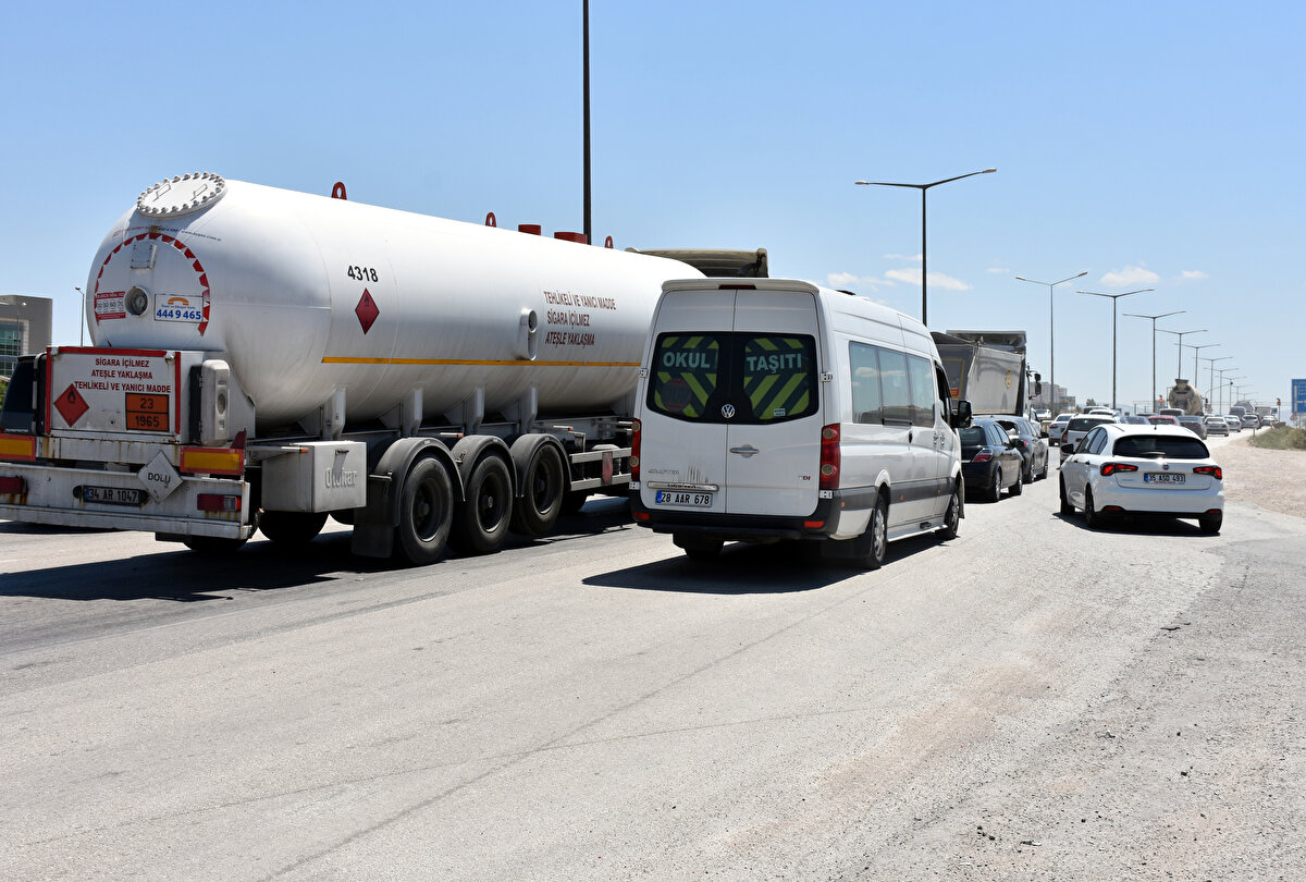 Kurban Bayramı için memleketlerine gitmek isteyen vatandaşlar, ulaşımda 43 ilin kara yolunun bağlantı noktası Kırıkkale'de yoğunluğa neden oluyor.
