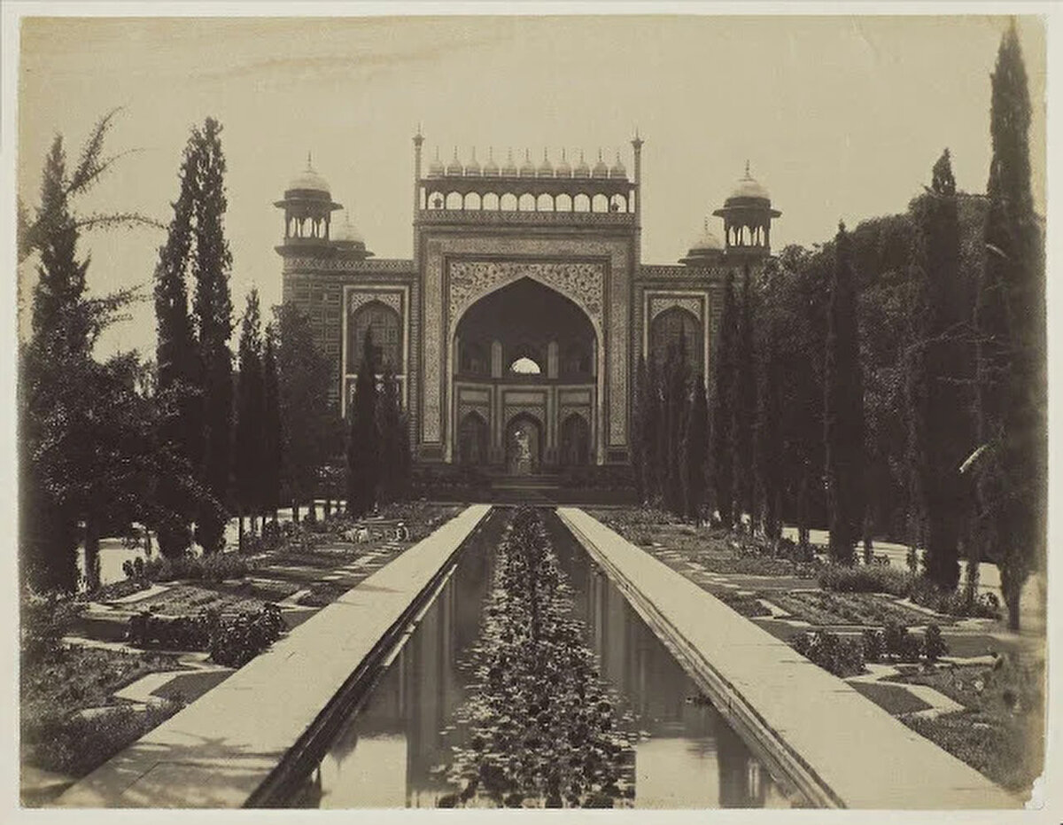 Tac Mahal'e giriş kapısı, 1863-1866 yılları arası.