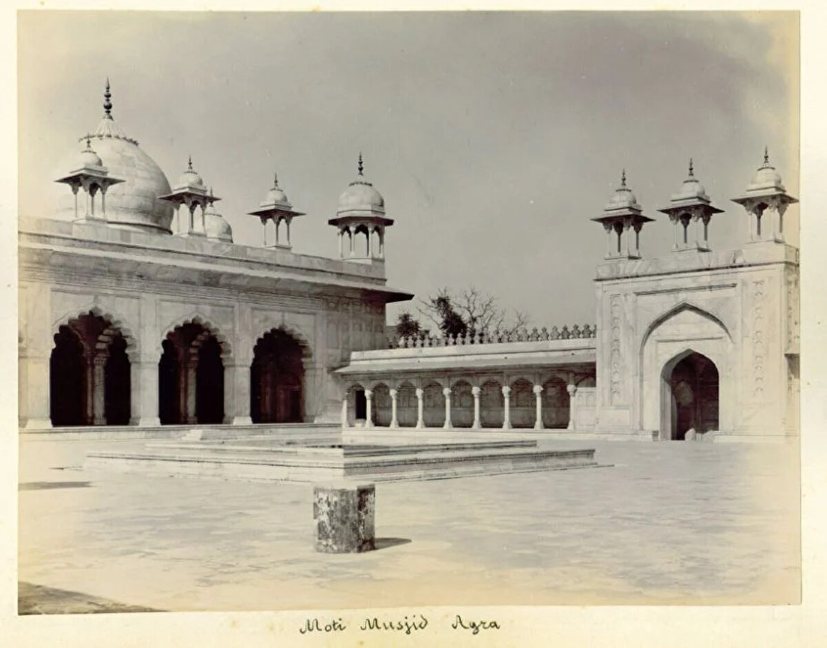 Agra Kalesi'ndeki Moti Mescid’in (İnci Camii) jelatin gümüş işlemiyle elde edilmiş bir fotoğrafı. 