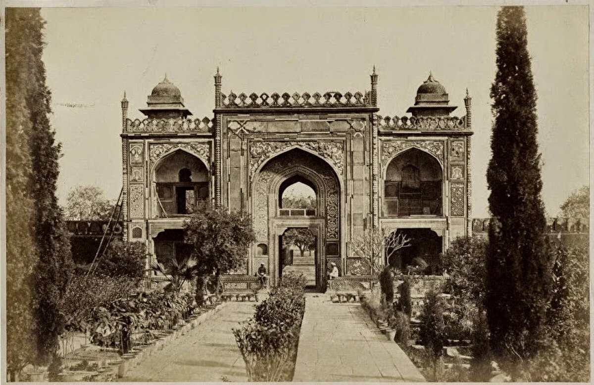 Agra’daki İtimat-ud Devle Türbesi’nin giriş kapısı, 1860’lar.