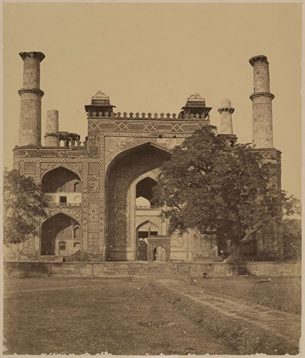 Sikandra’nın giriş kapısı, Agra 1857-1858’ler. 