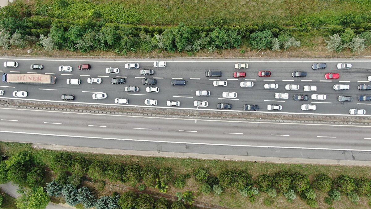 İstanbul ve çevre illerden yola çıkan vatandaşlar, TEM Otoyolu Kocaeli geçişinde sabah saatleri itibari ile yoğunluk oluşturmaya başladı. TEM otoyolu Ankara istikametinde, Körfez, Derince ve İzmit geçişinde yoğunluk yaşanıyor.