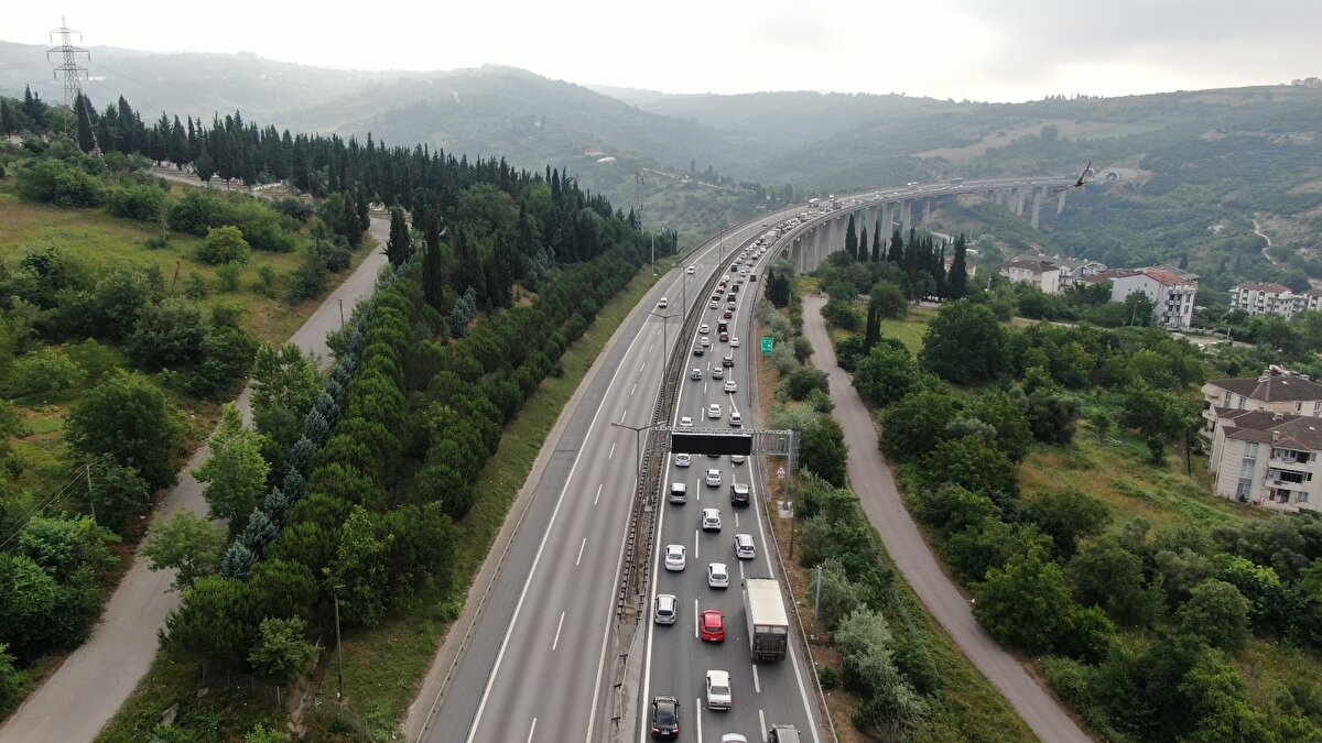 Bayram tatilcilerinin TEM Otoyolu'nda oluşturduğu yoğunluk sürüyor. 9 günlük Kurban Bayramı'nı memleketlerinde ya da tatil bölgelerinde geçirmek isteyen vatandaşlar, dün mesai saatinin sonlanması ve tatilin başlaması ile birlikte yola çıkmaya başladı.