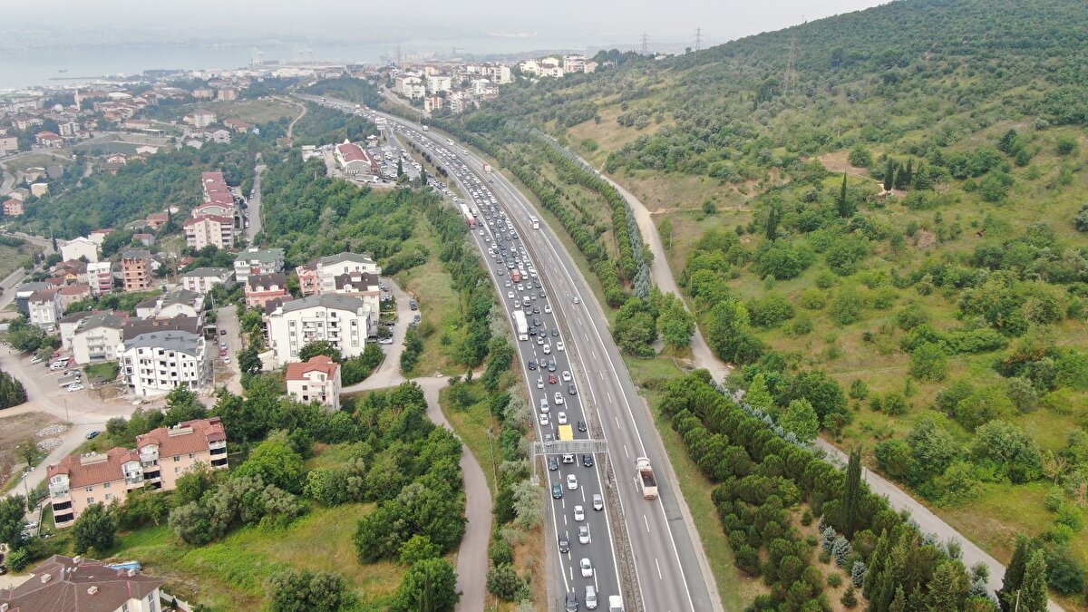 Gültepe ve Korutepe Tünelleri'nde ise yolun 3 şeritten 2 şeride düşmesi sebebi ile trafik zaman zaman durma noktasına geliyor.