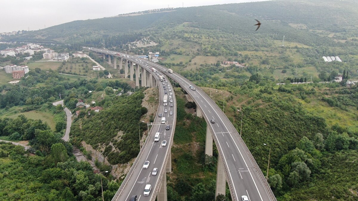 D100 Karayolu İzmit geçişinde ise şehir trafiğinin de eklenmesi ile yoğunluk oluşmaya başladı.