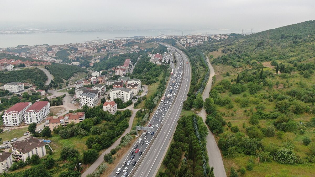 TEM Otoyolu'nda yaşanan yoğunluk drone ile havadan görüntülendi.