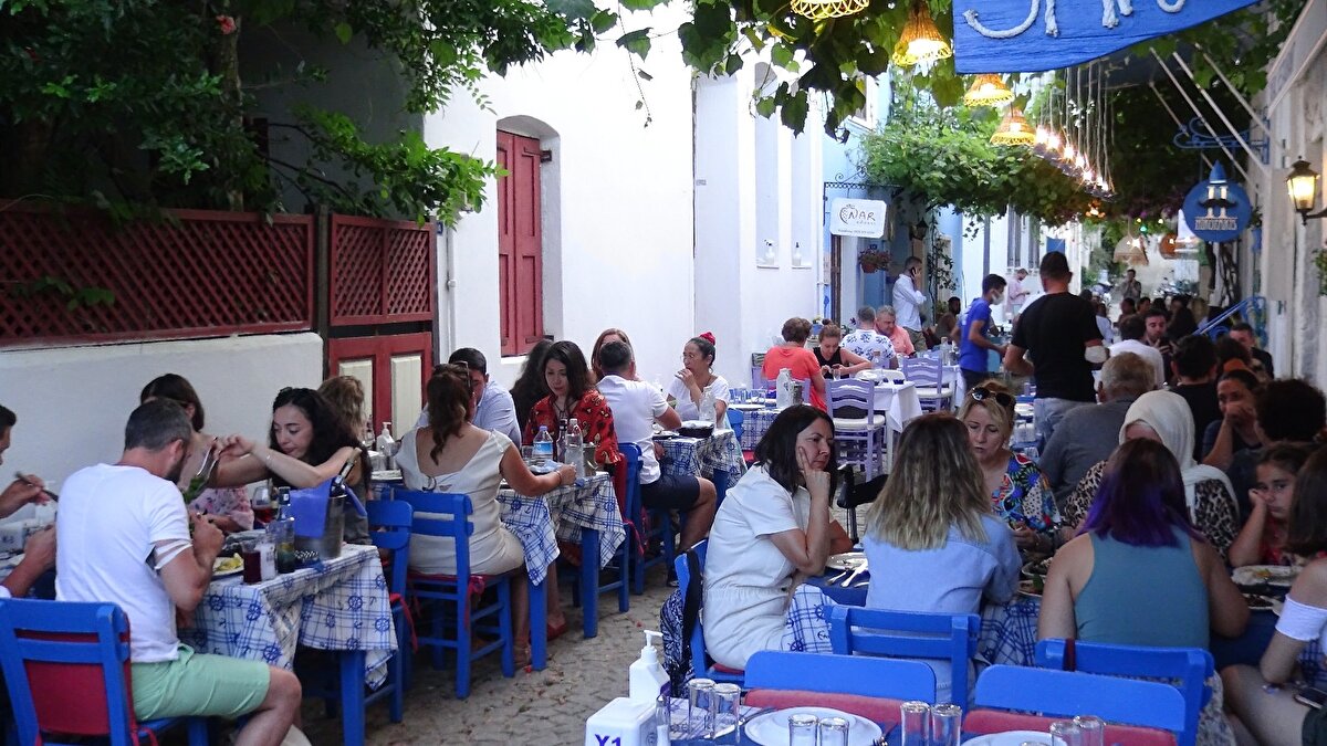 Çanakkale'nin Kuzey Ege Denizi'ndeki turizm cenneti Bozcaada'da önceki yılları aratmayan bir yoğunluk yaşandı.
