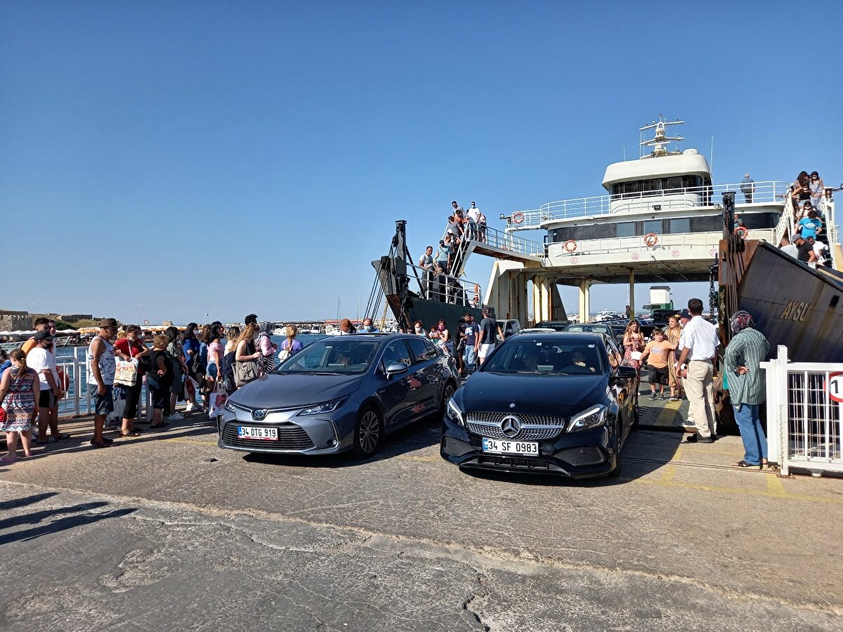 Yoğunluktan mutlu olan esnaf, bazı vatandaşların salgın tedbirlerine uymamasından ise rahatsız.