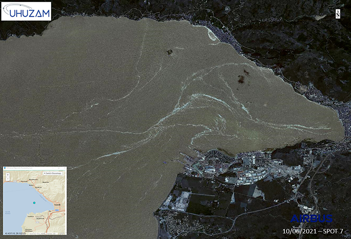 Marmara Denizi'nin yüzeyi ile ilgili bazı tespitlerini de aktaran Musaoğlu, şöyle devam etti:

"Marmara Bölgesi'ndeki uydu görüntülerinde müsilajı bugün itibariyle su yüzeyinde görmüyoruz. Önceki dönemlerde müsilaj, daha çok İstanbul'da Anadolu Yakası'nın kıyı alanları ve Adalar civarı, Kapıdağ Yarımadası, İzmit ve Gemlik körfezlerinde yoğunlaşmış durumdaydı."

Uydu görüntülerinden yola çıkarak, müsilajın su yüzeyinde şimdi yok denilecek kadar az olduğunu söyleyen Musaoğlu, "Ancak müsilajın su yüzeyinde görülmemesi bu problemin ortadan kalktığını göstermez. Marmara Denizi’nde su kolonunda ne olduğu araştırılmalı" dedi.