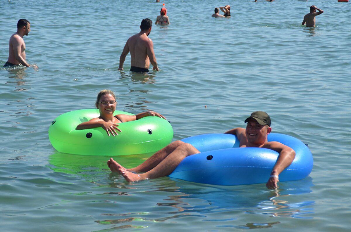 Yerli yabancı turistler, sahil ve kulüplerde canlı müzik eşliğinde doyasıya eğlendi. Su sporları yapanlar, denizin keyfini çıkardı.
