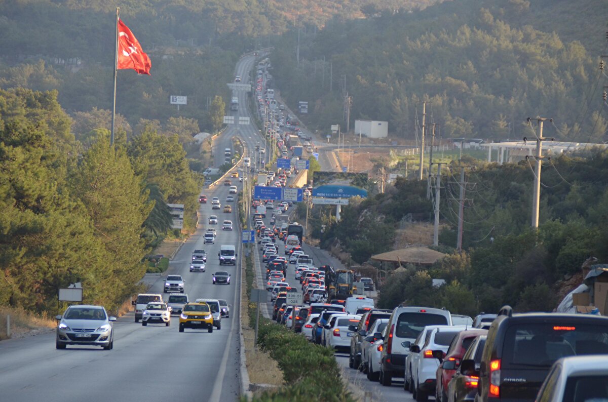 Hava sıcaklığının 36, deniz suyu sıcaklığının 25 derece ölçüldüğü Bodrum'da, yeni normalleşme süreci sonrası her geçen gün hareketlilik arttı. 