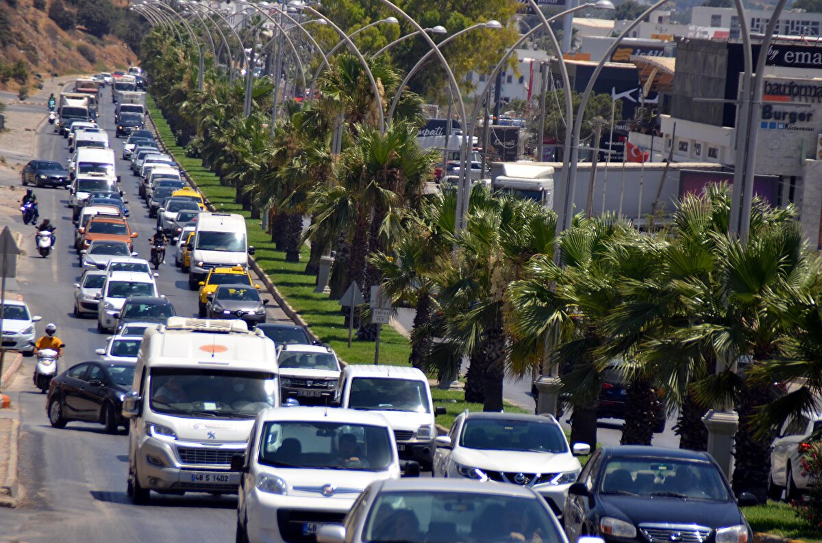 Temmuz ayının başında 800 bine ulaşan nüfus 1 milyonu aştı.

Son 1 haftada kente, 100 bin aracın giriş yaptığı belirtildi.
