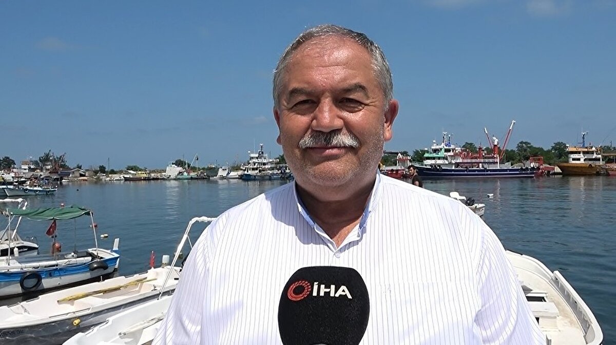 Perşembe Belediye Başkanı Mustafa Sayım Tandoğan, ilçenin kıyı şehri olmasından ve havaların sıcak seyretmesinden dolayı turist akını olduğunu söyledi. Başkan Tandoğan, "Şu anda nüfusumuzun neredeyse 5 katına çıktığını söyleyebilirim. Gerçekten yoğun bir talep var. Özellikle kıyı şeridi şu anda tam anlamıyla dolu ve plajlarımız da aynı şekilde tıklım tıklım dolu. Bundan da aslında memnunuz, çünkü pandemi sonrasında esnafımız zor durumdaydı.

Pandemi sonrasında ilçemizde bir hareketlilik başladı ve bunu değerlendirmeye çalışıyoruz. Bununla birlikte sorunlarımız da başladı, altyapımızın bu konuda eksik olduğunu gördük. Çünkü kendi nüfusumuza göre yapılan altyapı, bir anda nüfusun çoğalması ile beraber yetersiz kaldı. Bunu ortadan kaldırmaya çalışıyoruz" dedi.
