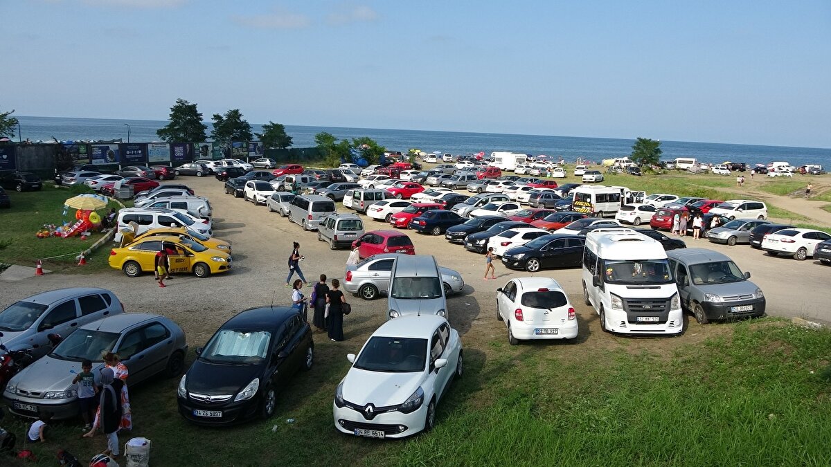 Ordu'nun, dünyada 161'inci sıradaki 'sakin şehir' unvanına sahip Perşembe ilçesi, kıyı şeridi ve doğal güzellikleriyle yerli ve yabancı turistlerin ilgisini çekmeye devam ediyor. Ordu Büyükşehir Belediyesi ile Perşembe Belediyesi'nin ilçede yürüttüğü çalışmaların ardından çehresi değişen ilçede, Kurban Bayramı tatili sebebiyle yoğunluk yaşanıyor. Plajların tam anlamıyla dolu olduğu ilçede turistlerin de gelmesi ile birlikte nüfus neredeyse 5'e katlanırken, vatandaşlar ise memnun kaldıklarını belirtiyor.