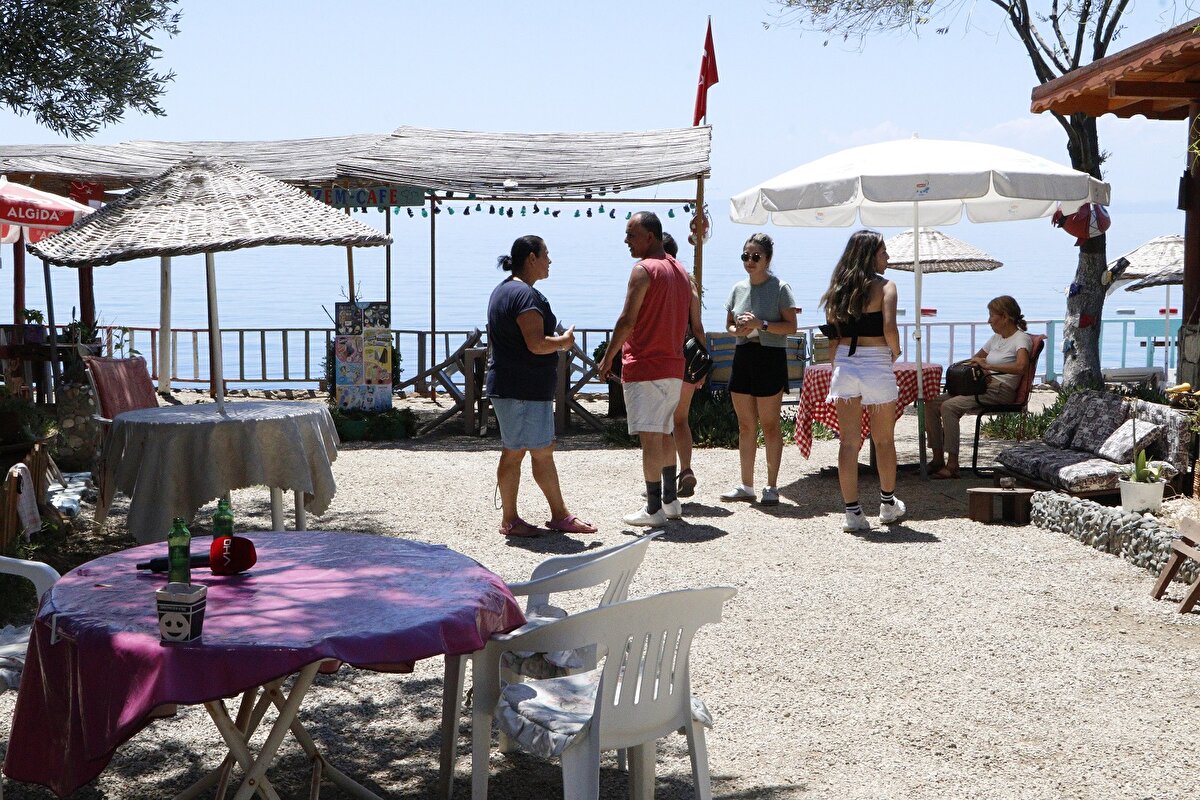 Otellerde yer bulamayan veya ücretleri fazla bulan vatandaşlar ise Erdemli ve Silifke ilçelerindeki kamp alanlarına akın etti.

