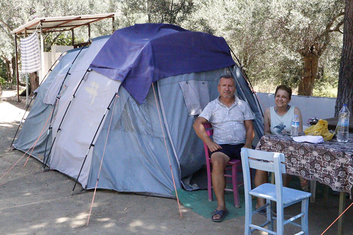 Kamp alanı görevlisi Evren Oyma, "Belediyemiz tarafından işletilen 2 bin dönüm arazi üzerine kurulu çadır, karavan ve günü birlik tatilcilerin geldiği kamp alanımız şu anda yüzde 80 oranında dolmuş durumda" dedi.

Oyma, "Bayram dolayısıyla çok büyük bir yoğunluk ve talep var. Önceki yıllara oranla pandemi dolayısı ile çadır tatiline çok büyük ilgi var. Telefonlara yetişemez olduk" diye konuştu.