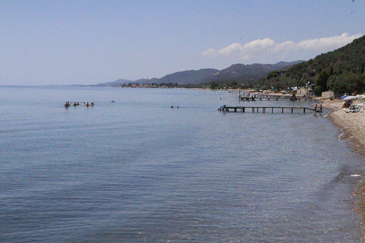 Muğla’nın Marmaris ilçesi Hisarönü Mahallesi'ndeki özel kamp alanları da çadır tatili yapmak isteyenlerle doldu.

Çevresi eşsiz bitki örtüsü ve ormanlarla kaplı, mavinin her tonunun bulunduğu deniz kıyısındaki özel kamp alanlarına başta üniversite öğrencileri olmak üzere çocuklu aileler tercih etti.

3 metrekarelik bir çadır alanının kira ücretinin günlük 150 lira olduğu belirtildi. Metrekare artıkça fiyat artarken, ücretler 450 liraya kadar çıkabiliyor.