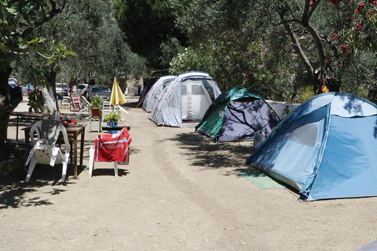 Ailesiyle birlikte Gaziantep'ten gelerek kampta tatil yapan Coşkun Akdemir (52), otellerin gecelik fiyatının 350-500 TL arasında değiştiğini söyledi.

Akdemir, "Ben de alternatif olarak çadır tatilini tercih ettim. Burada ailemle birlikte çamların arasında tatil yapıyorum" dedi.