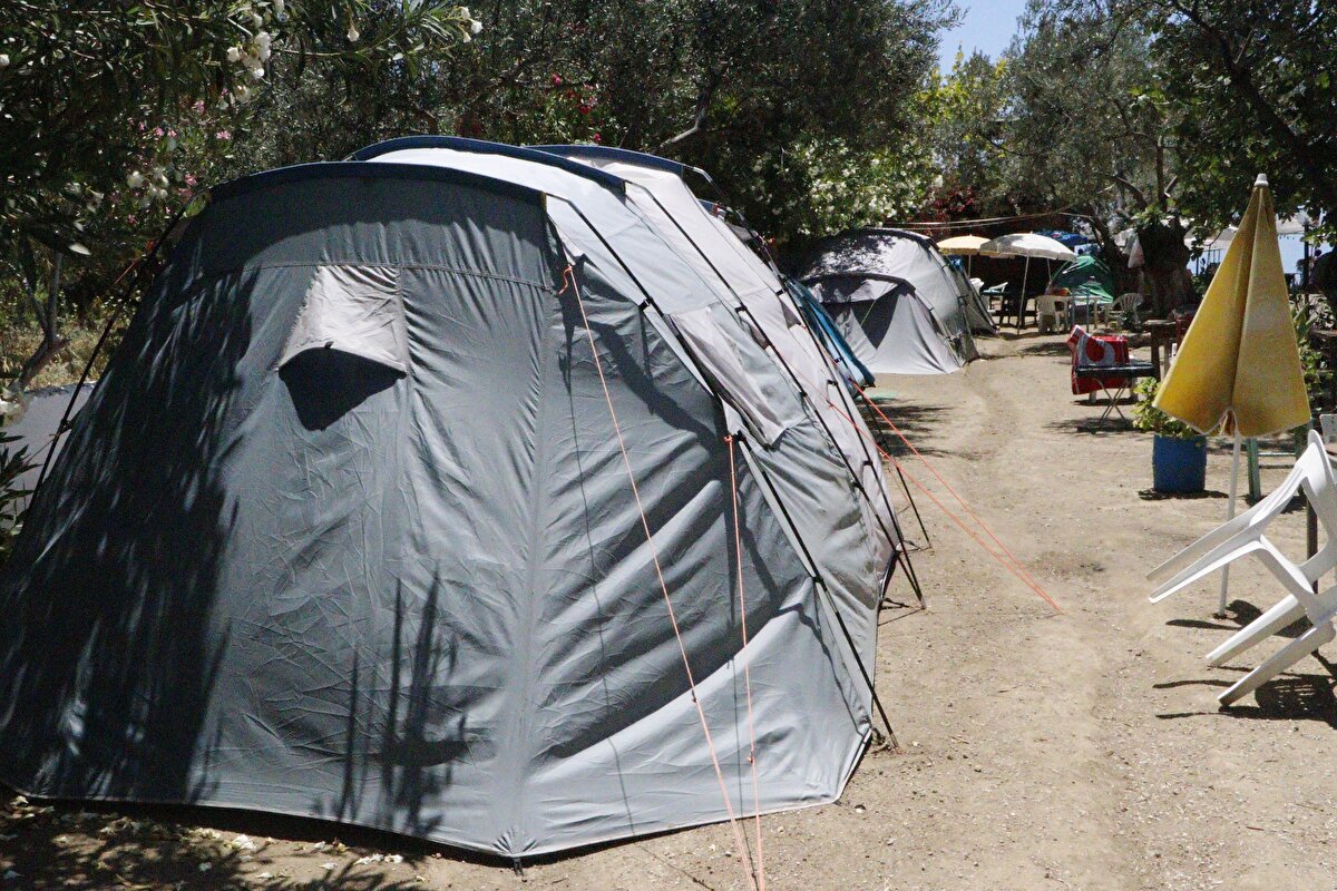 Adana’dan gelen Kazım Afşan (70) da, "Arkadaşımla birlikte kafa dinlemek ve doğa ile iç içe olmak için geldik. Çadırımızı kurduk ve güzel bir bayram tatili geçiriyoruz. Doğa ile baş başa huzurlu bir tatil için ben çadır tatilini öneririm" ifadelerini kullandı.
