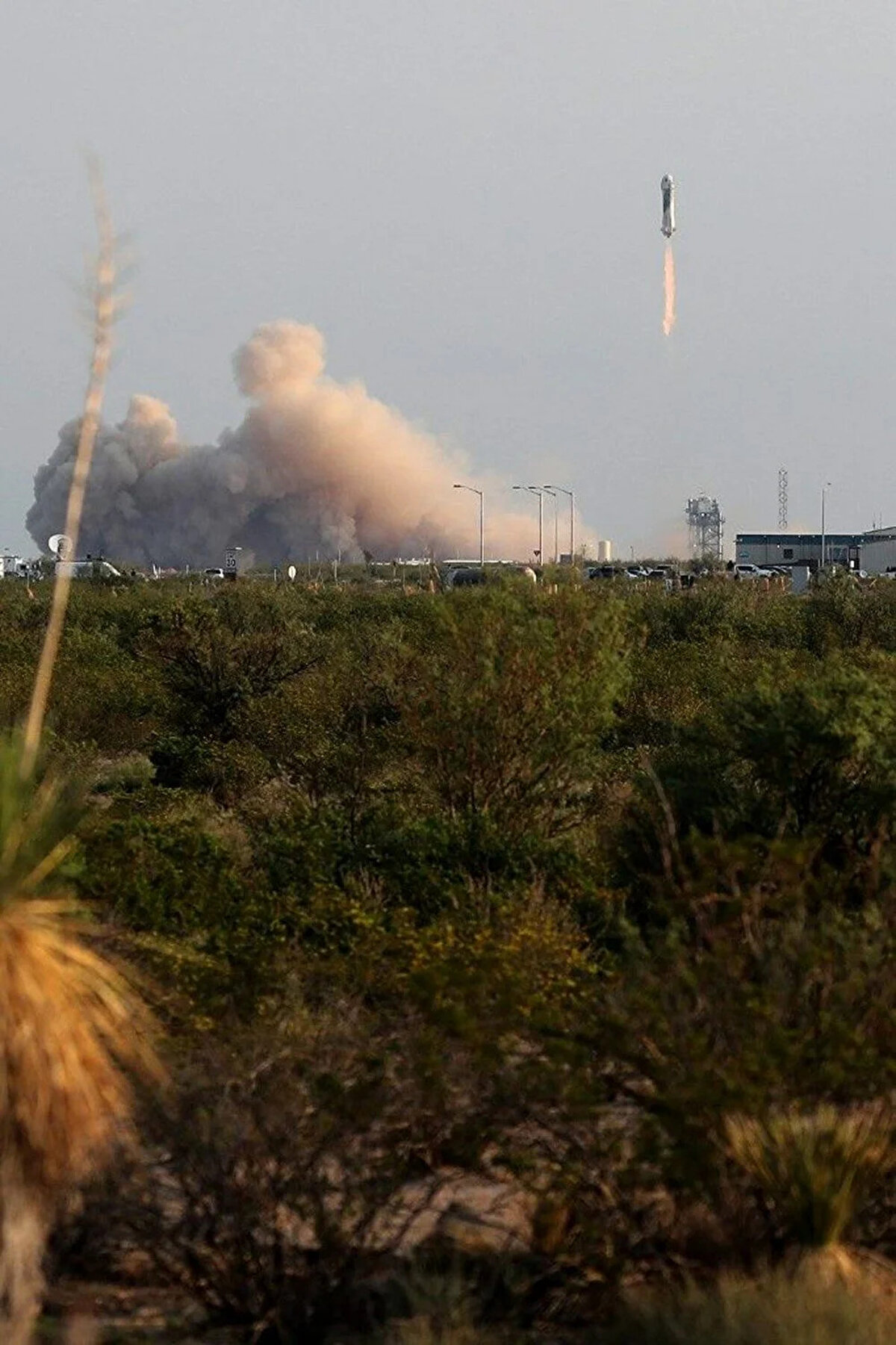 Bezos'a uzaya yaptığı ilk seyahatte 18 yaşındaki Oliver Daemen da eşlik etti. Daemen böylece "uzaya çıkan en genç kişi" oldu.