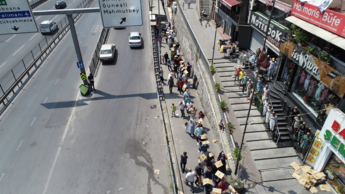 Arefe günü sabahın ilk saatleri ile birlikte sıraya giren vatandaşlar tatlıcı dükkanı önünde metrelerce kuyruk oluşturdu. Sıcak havaya rağmen yaklaşık bir saatlik beklemenin ardından dükkanın içine girebilenler, kilosu 19 liradan başlayan baklavalardan satın aldı.