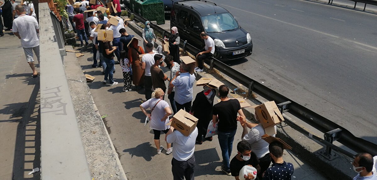 Bahçelievler Şirinevler'de Kurban Bayramı öncesi bir baklavacının piyasaya göre ucuz fiyata sattığı baklavalar nedeniyle yoğunluk oluştu.