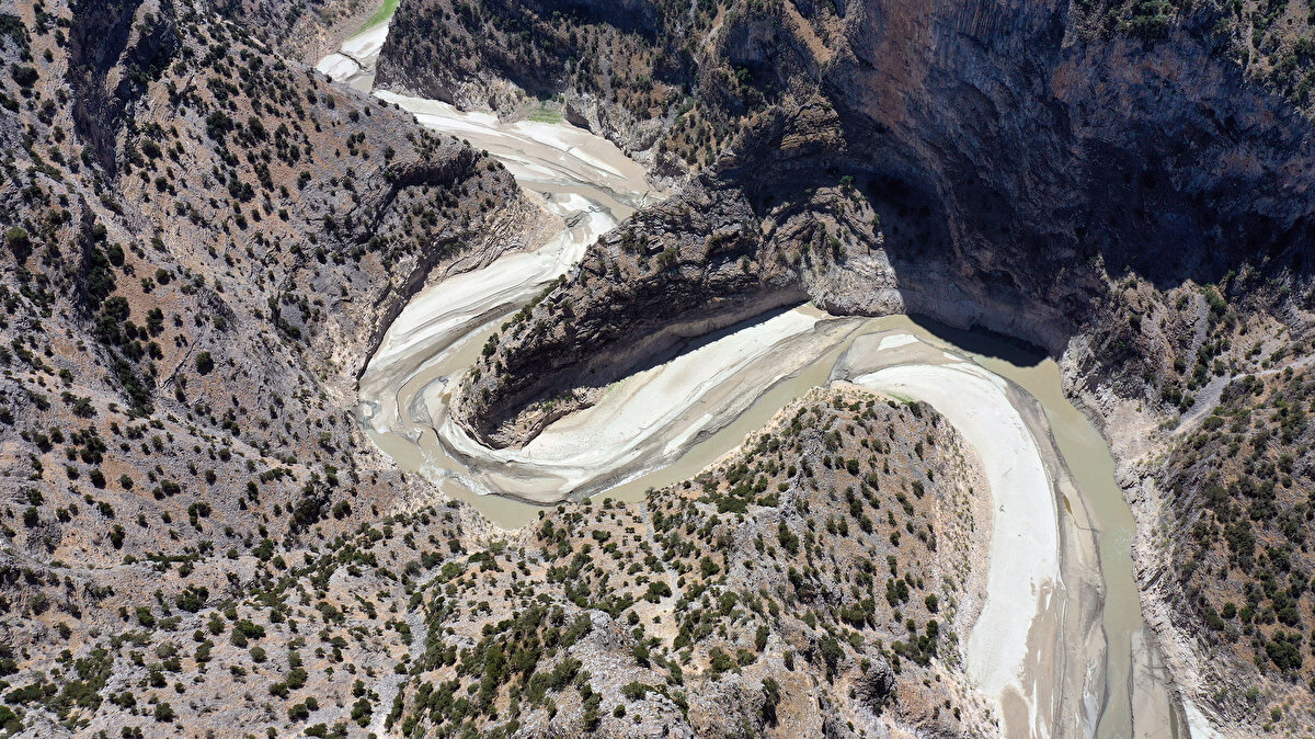 Aydın'ın Bozdoğan ilçesinde sulama ve enerji üretimi amaçlı kullanılan Kemer Barajı, bölgedeki yaklaşık 250 bin dekar alanın sulanmasına katkı sağlıyor.