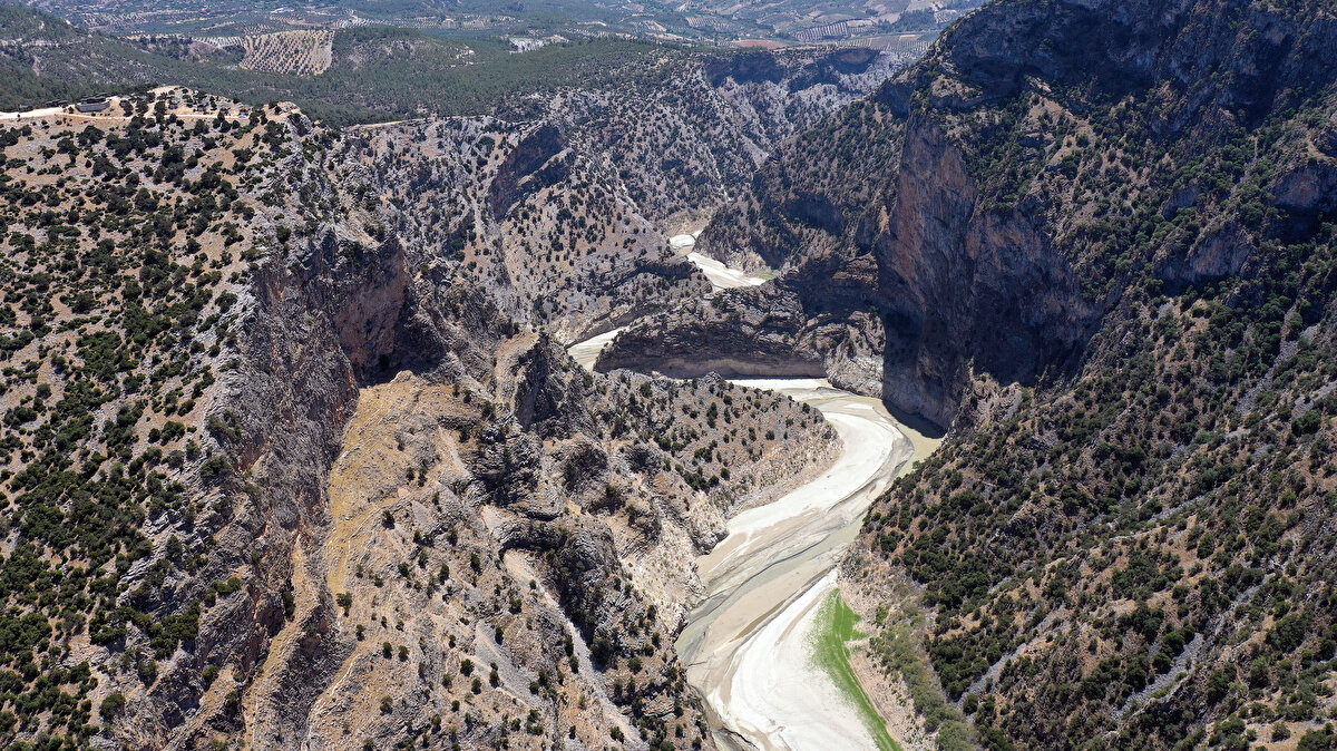 Kemer Barajı üzerinde bulunan, Muğla ve Denizli'ye de uzanan 380 metre yükseklik, 6 kilometre uzunluğundaki doğa harikası Arapapıştı Kanyonu da kuraklıktan nasibini aldı.
