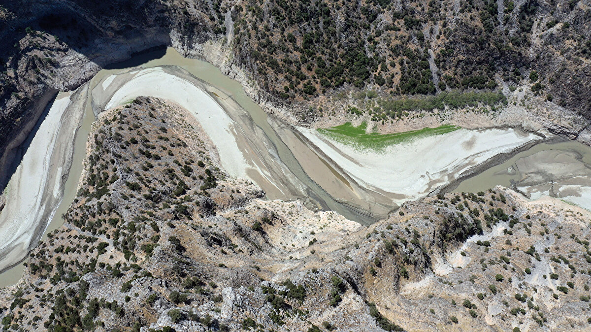 Daha önce de bölgeye geldiğini aktaran Devekesen, "Kurak bir kanyonda fotoğraf çekileceğiz. Bu kadar kurak olacağını düşünmüyordum" diye konuştu.