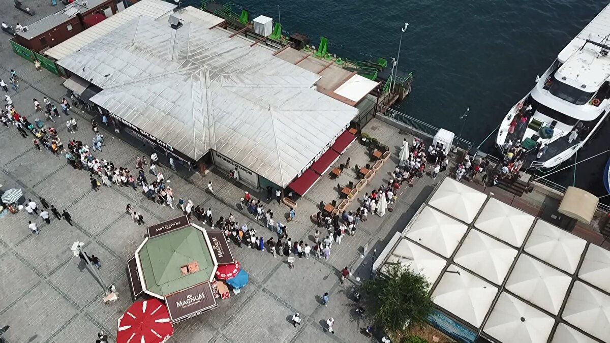 Kabataş vapur iskelesinde Adalar'a gitmek için bekleyen Tuncay Öztürk, "İstanbul'a, Samsun'dan geliyorum. Adalar'a ilk defa gidiyorum. Bunaldığımdan dolayı maskemi çıkardım, iki doz aşımı vurdurdum. Ben de sıkıntı yok ama yinede takayım" dedi.