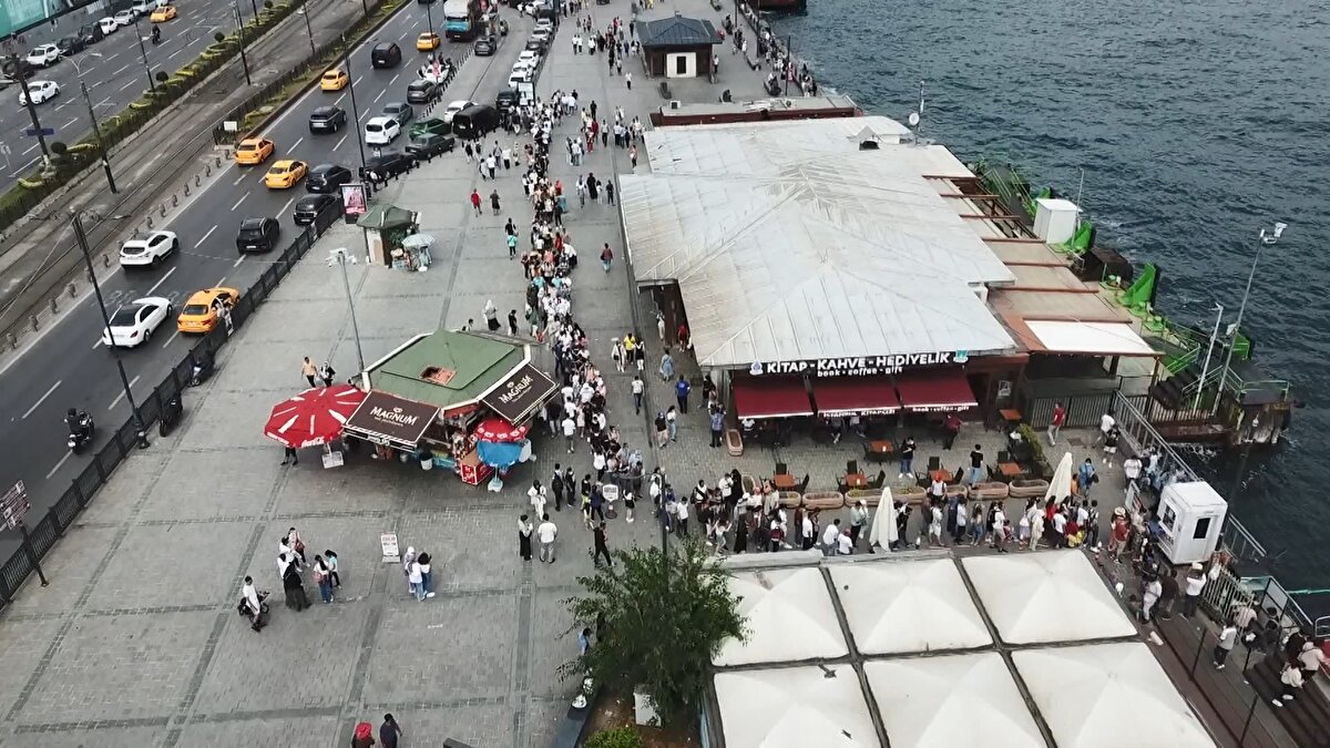 Adalar'da gezmek ve denize girmek istediğini söyleyen bir vatandaş ise, "Tatil yapılacak şehir aslında İstanbul. Ben de Adalar'da denize girip yüzmeyi düşünüyorum. İstanbul'da kalanların hepsi Adalar'a tatile gitti. Maskemde elimde açık havada çıkartıyorum" diye konuştu.