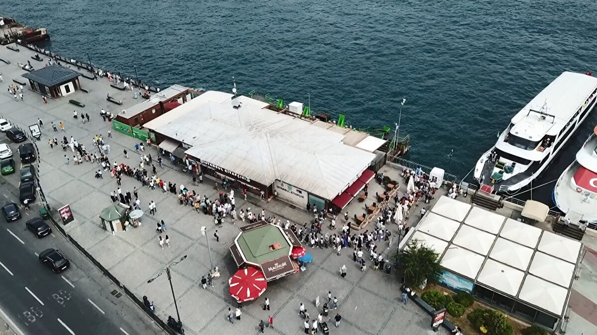 Kurban Bayramı'nda İstanbul'da kalan vatandaşlar Adalar'a akın etti.