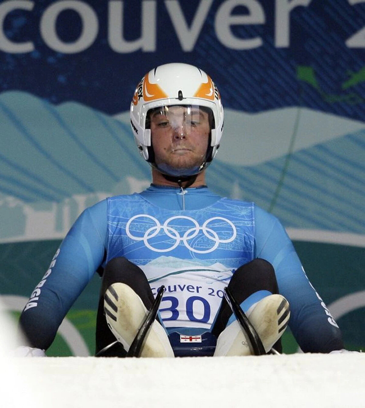 Gürcü kızakçı Nodar Kumaritaşvili, 12 Şubat 2010’da, Kanada’nın Vancouver kentindeki Kış Olimpiyatları’nda bir antrenman sırasında pist dışına savrulmuş ve başından aldığı darbeler nedeniyle hayatını kaybetti.