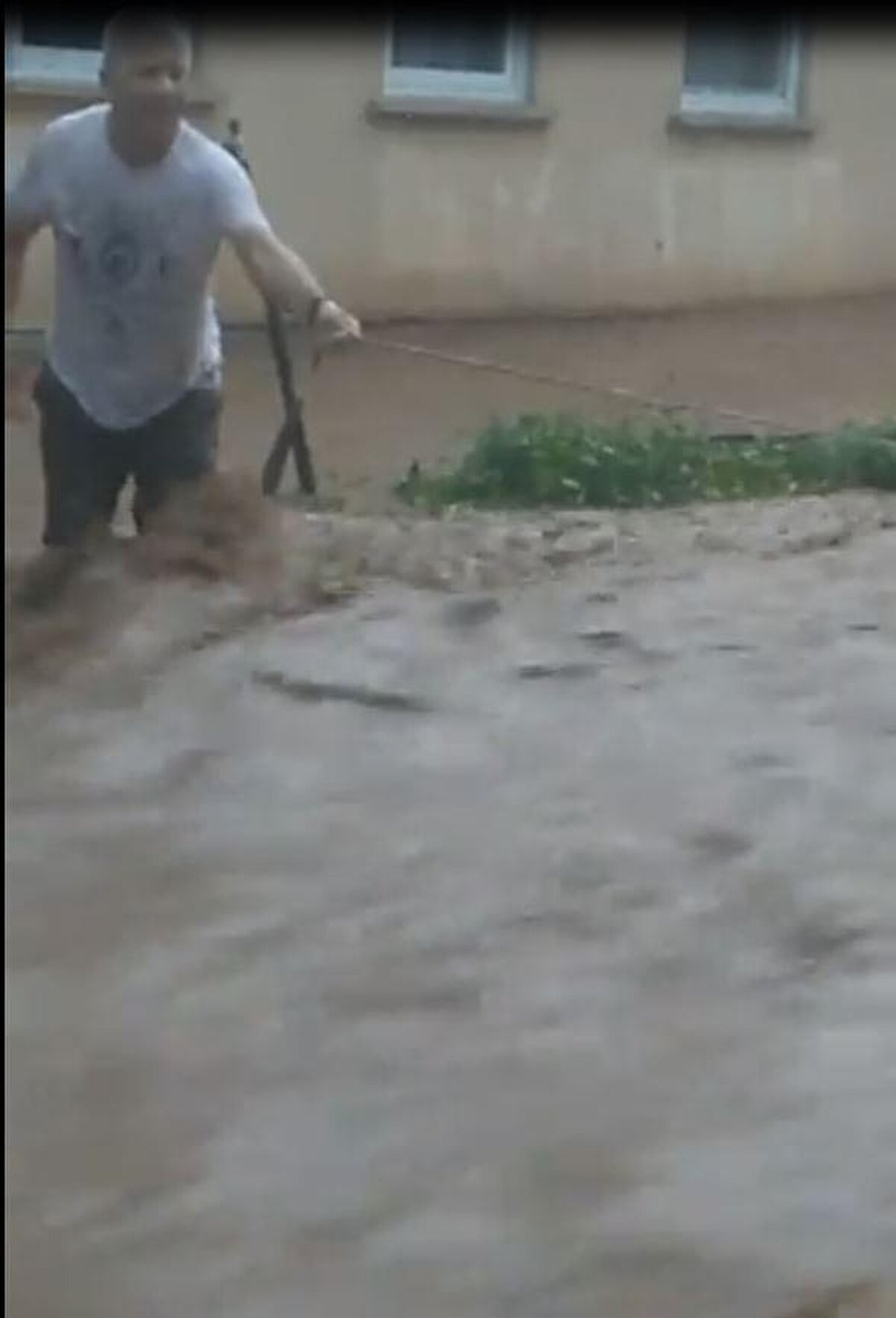 Kuvvetli yağışların aralıklı ve yerel olarak yarın sabah saatlerine kadar etkili olmasının beklendiğine dikkat çekilen açıklamada, sel, su baskını, yıldırım, heyelan, kuvvetli rüzgar, yerel dolu yağışı ve ulaşımda aksamalar gibi olumsuzluklara karşı dikkatli ve tedbirli olunması istendi.