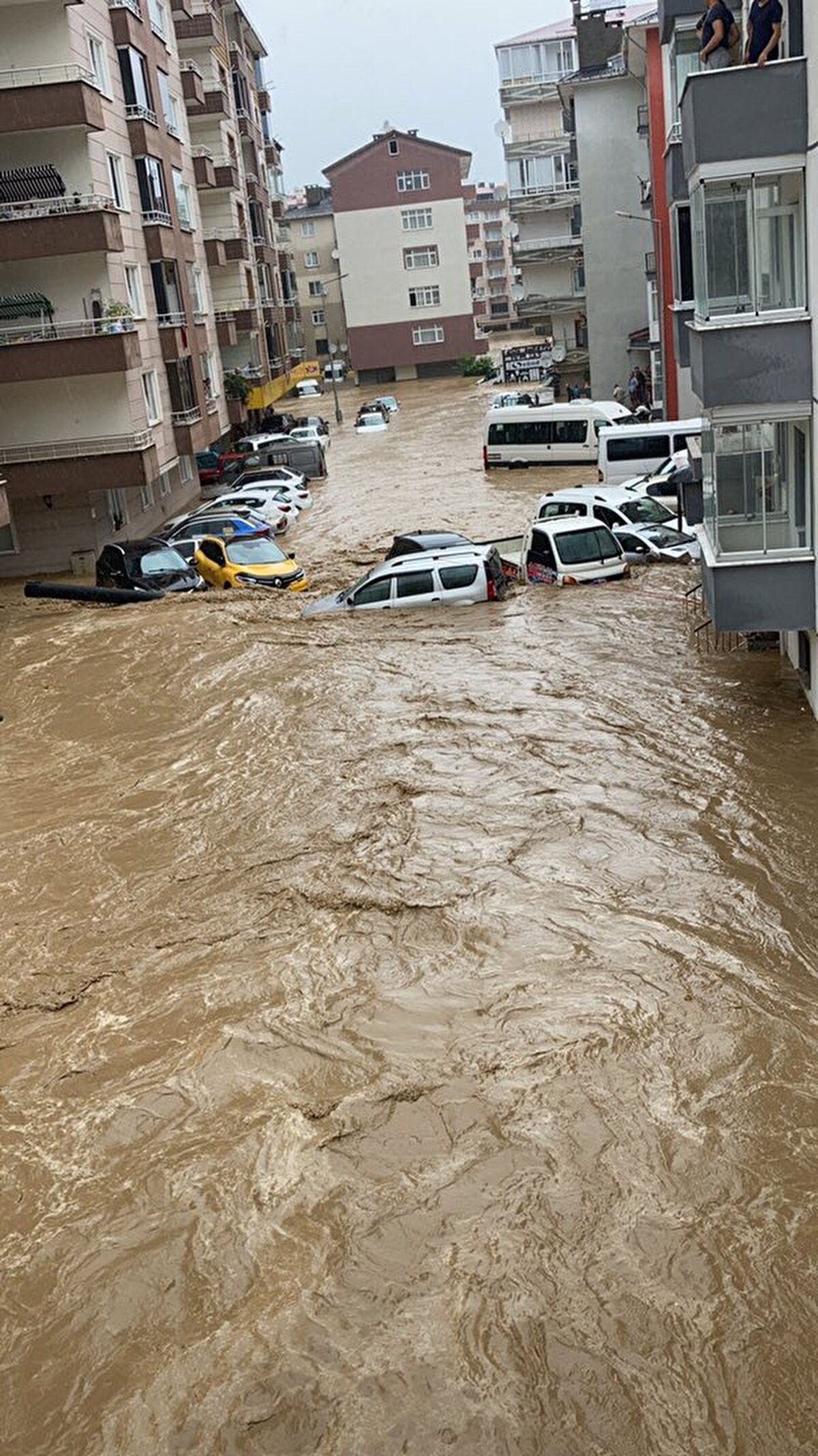 Meteoroloji 11. Bölge Müdürlüğünden yapılan yazılı açıklamada, sabah saatlerinden itibaren bölgede görülecek sağanak ve gök gürültülü sağanak yağışların, Trabzon'un batı ve doğu kesimlerinde kuvvetli, Rize ve Artvin çevrelerinde çok kuvvetli ve yer yer şiddetli olmasının beklendiği vurgulandı.  