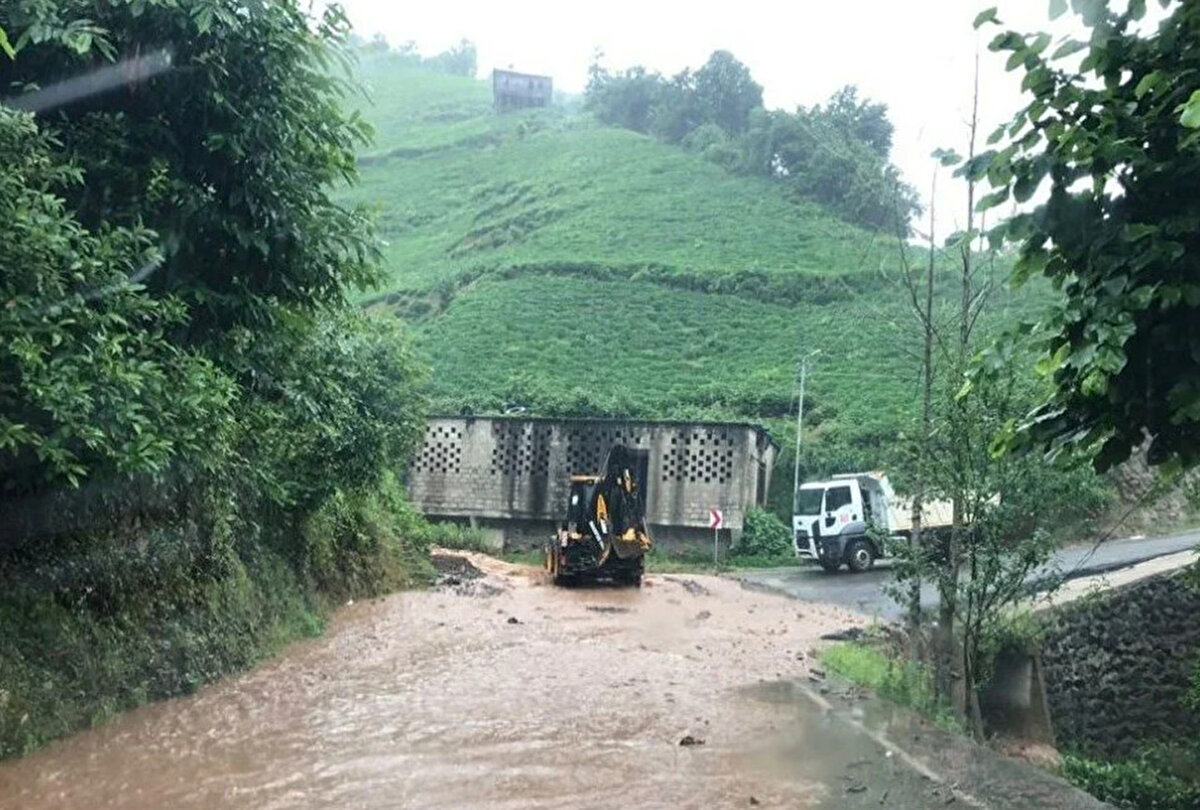 Artvin'in Arhav ilçesinde de sağanak yağış nedeniyle gündelik hayat durma noktasına geldi.  Sel sularına bir kişinin kapılarak kaybolduğu belirtilirken, ilçede valilik tarafından kriz merkezi oluşturuldu.