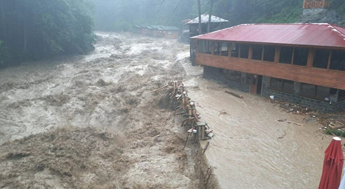 İlçe merkezinin büyük bölümünde yollar sular altında kalırken, Arhavi deresi taştı, çok sayıda köye ise heyelanlar nedeniyle ulaşım sağlanamıyor. 